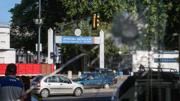 La estación de servicio frente a Jefatura baleada este jueves por la noche.