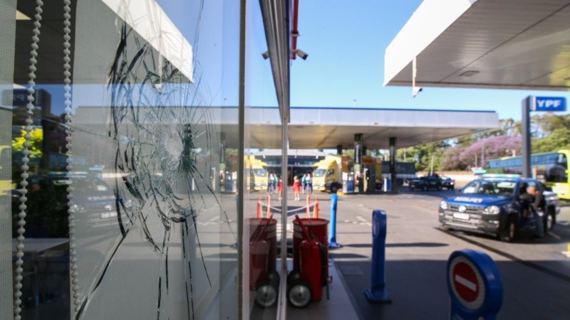 La estación de servicio frente a Jefatura baleada este jueves por la noche.