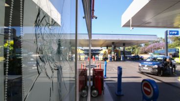 La estación de servicio frente a Jefatura baleada este jueves por la noche.