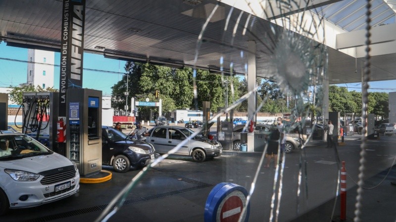 La estación de servicio frente a Jefatura baleada este jueves por la noche.