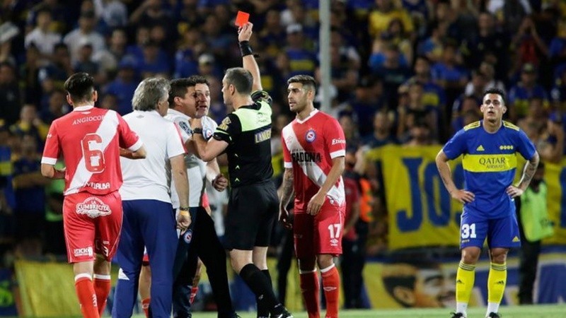 Milito protestó una jugada en el partido de Argentinos y Boca en Copa Argentina y se desató un escándalo