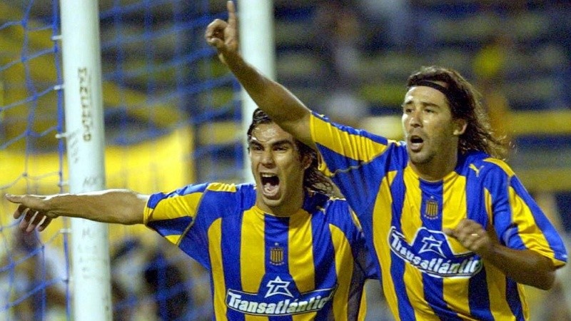 Vitamina gritando un gol de Central junto al Chaco Herrera