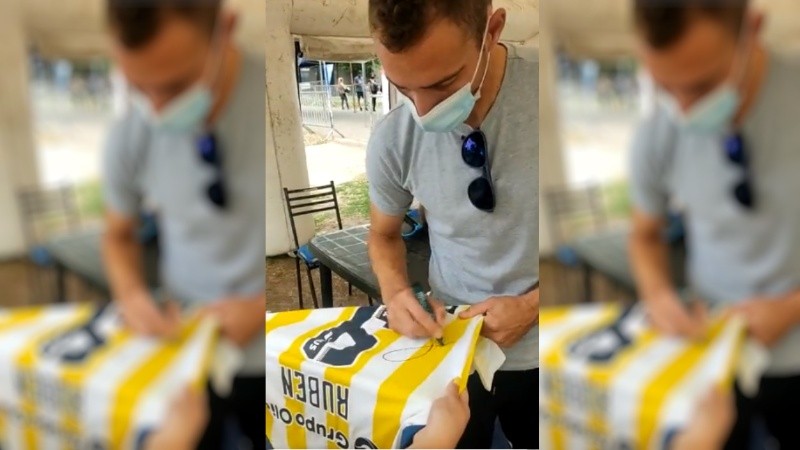El delantero de Rosario Central dejó un regalito para los trabajadores de salud.