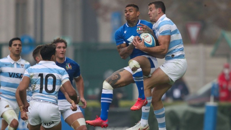 Emiliano Boffelli captura una buena pelota aérea. El rosarino volvió a ser clave para Los Pumas.
