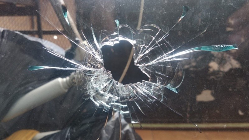 Impacto de la bala en el vidrio de la vivienda.