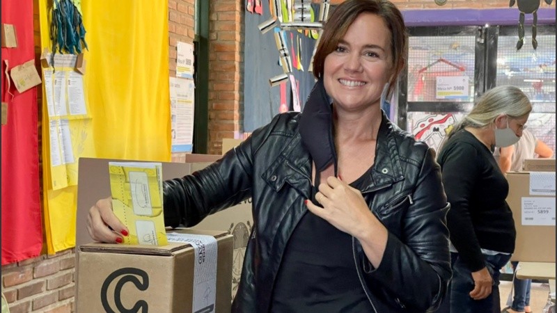 Anita Martínez votó en la escuela N° 299 