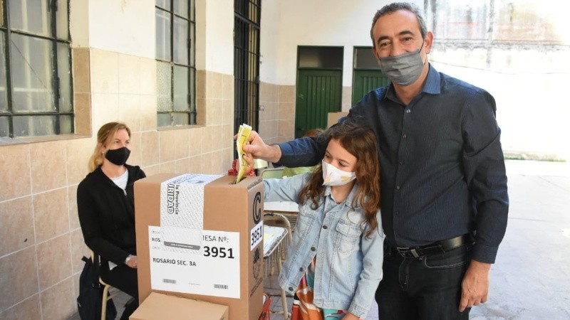 Momento de votación del intendenta Pablo Javkin, junto a su hija. 