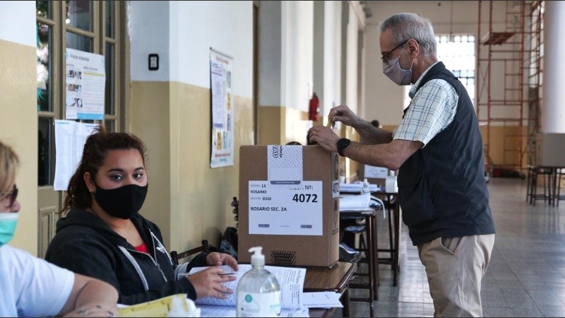 Con menos demoras, la votación avanzaba en Rosario.
