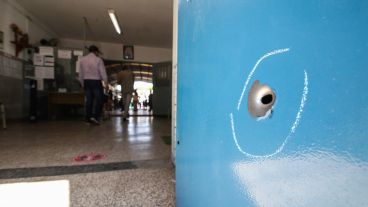 La puerta de ingreso también fue balaeada.