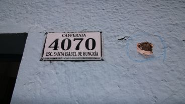 Una de las macas de bala en la fachada de la escuela.