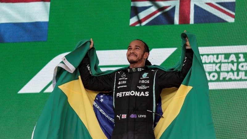 Hamilton celebró con bandera brasileña.