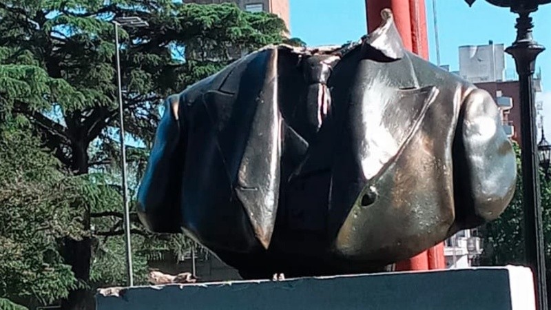 Así quedó la estatua icónica de Isaac Newell en el Parque.