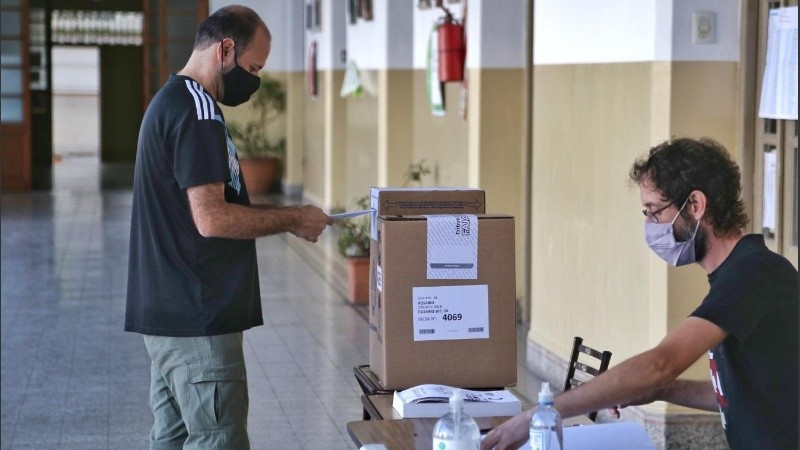 Con barbijo y distancia, así se desarrollaban los comicios en una escuela de Rosario.
