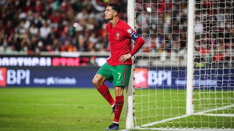 Cristiano Ronaldo se lamenta. Se jugará su última chance en la repesca.