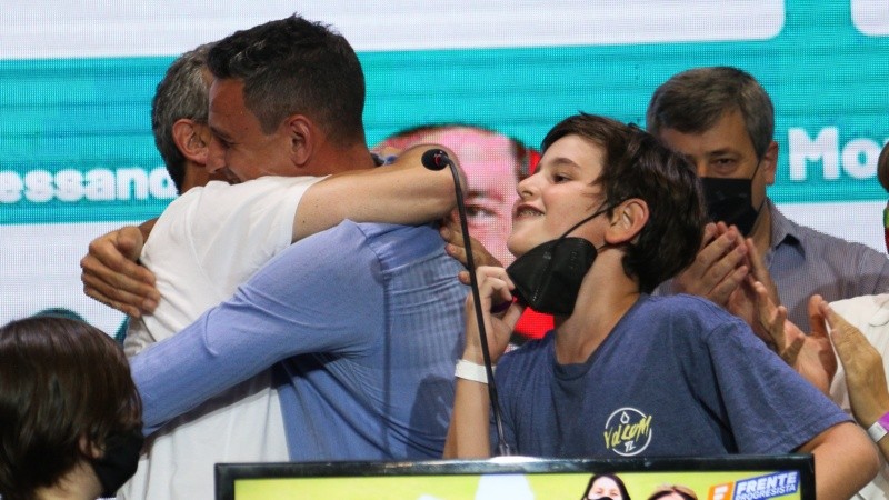 El grito de uno de los hijos de Ciro mientras su padre festejaba con Javkin. 