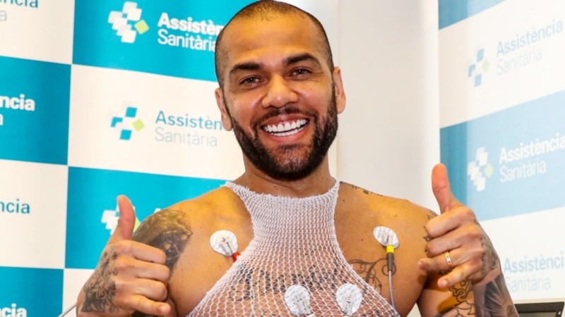 La presentación oficial de Alves será el miércoles después del mediodía español en un acto abierto al público en el estadio del Nou Camp