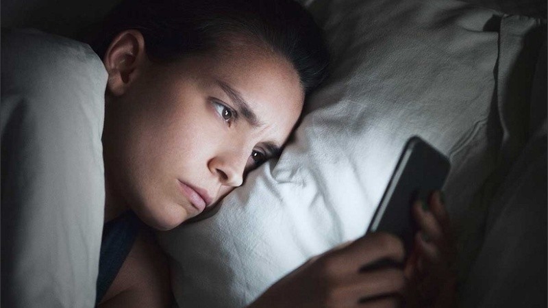 Los dispositivos electrónicos emiten una luz azul que mantiene nuestro cerebro activo.