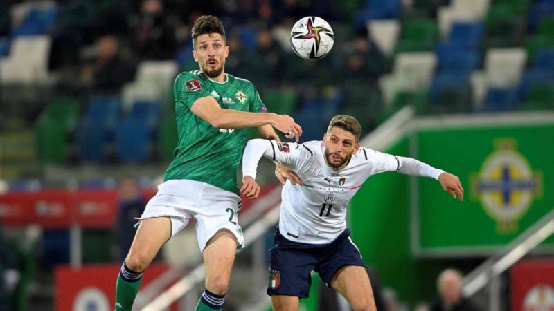 Berardi salta ante Cathcart. Los de Mancini ven en riesgo su clasificación.