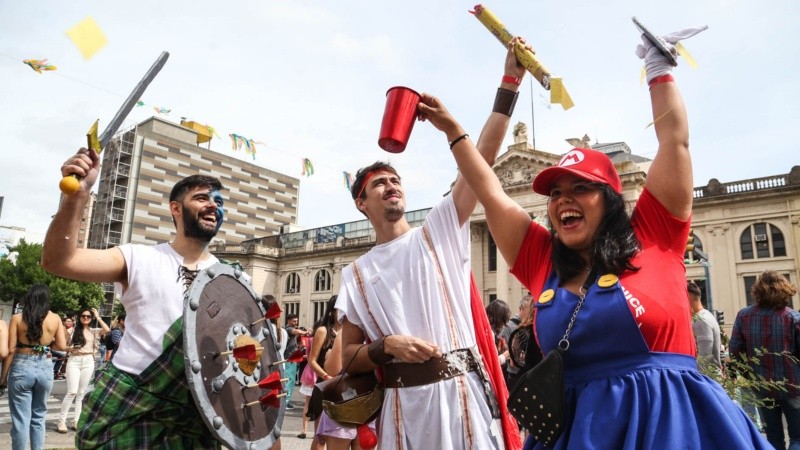 La alegría de los estudiantes de Medicina este martes por la mañana en el tradicional festejo. 