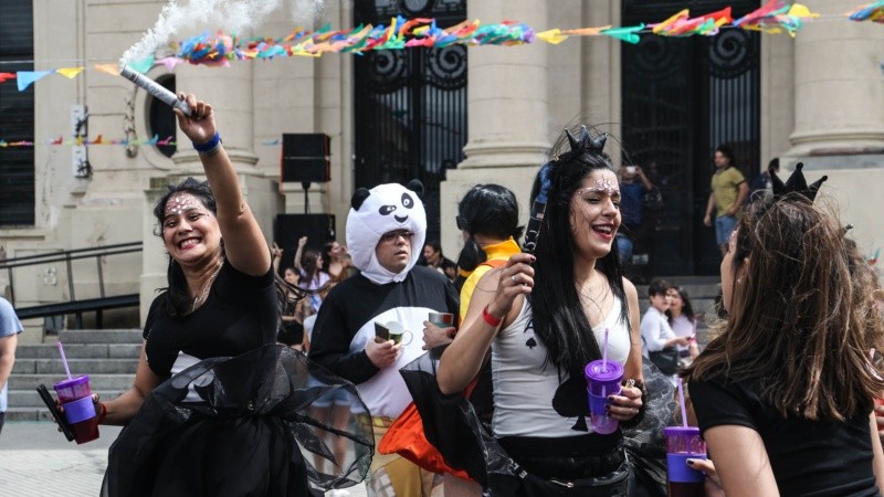 La alegría de los estudiantes de Medicina este martes por la mañana en el tradicional festejo. 