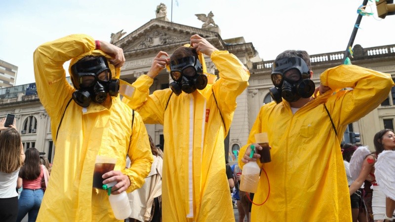 La alegría de los estudiantes de Medicina este martes por la mañana en el tradicional festejo. 