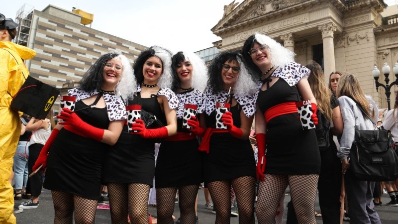 La alegría de los estudiantes de Medicina este martes por la mañana en el tradicional festejo. 