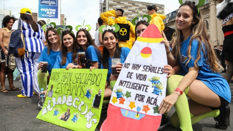 La alegría de los estudiantes de Medicina este martes por la mañana en el tradicional festejo. 