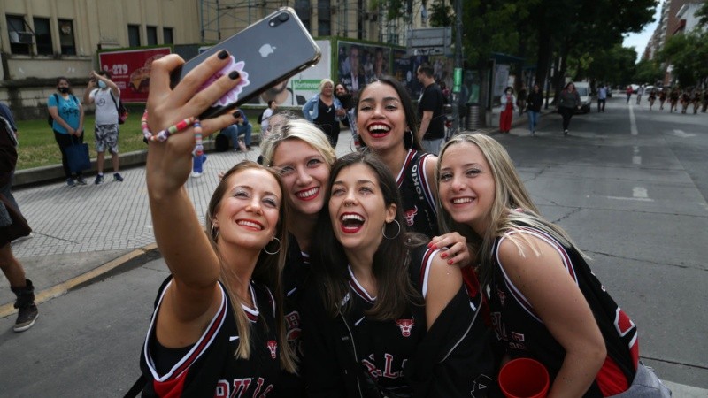 La alegría de los estudiantes de Medicina este martes por la mañana en el tradicional festejo. 