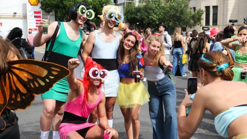 La alegría de los estudiantes de Medicina este martes por la mañana en el tradicional festejo. 