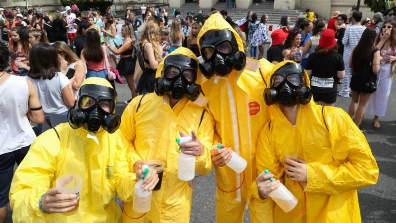 La alegría de los estudiantes de Medicina este martes por la mañana en el tradicional festejo. 