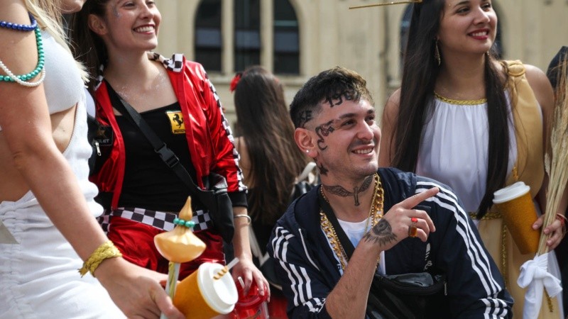 La alegría de los estudiantes de Medicina este martes por la mañana en el tradicional festejo. 