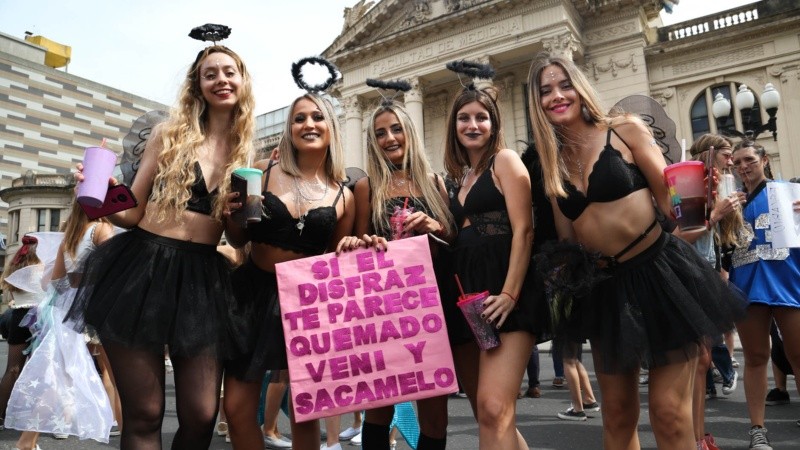 La alegría de los estudiantes de Medicina este martes por la mañana en el tradicional festejo. 