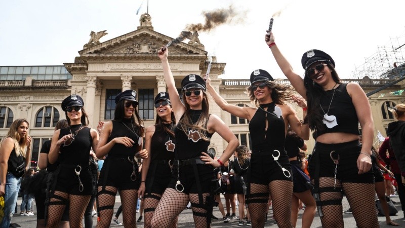 La alegría de los estudiantes de Medicina este martes por la mañana en el tradicional festejo. 