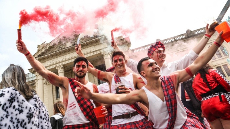 La alegría de los estudiantes de Medicina este martes por la mañana en el tradicional festejo. 