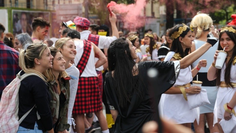 La alegría de los estudiantes de Medicina este martes por la mañana en el tradicional festejo. 