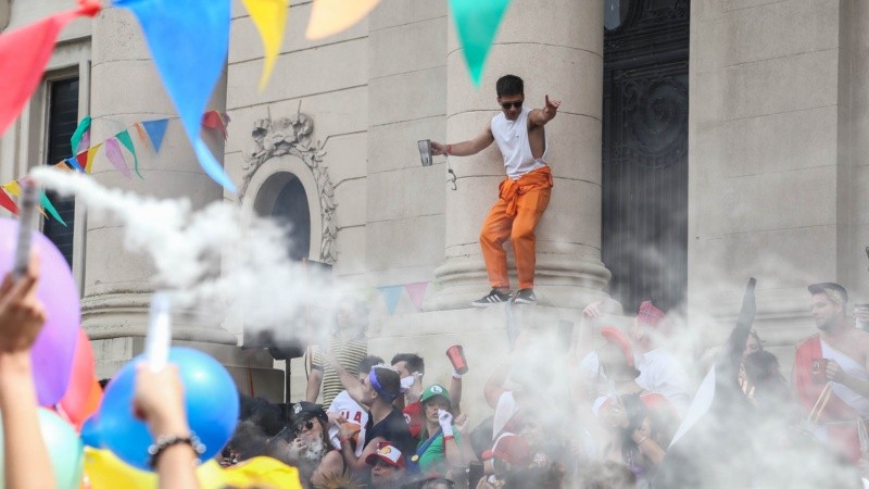 La alegría de los estudiantes de Medicina este martes por la mañana en el tradicional festejo. 