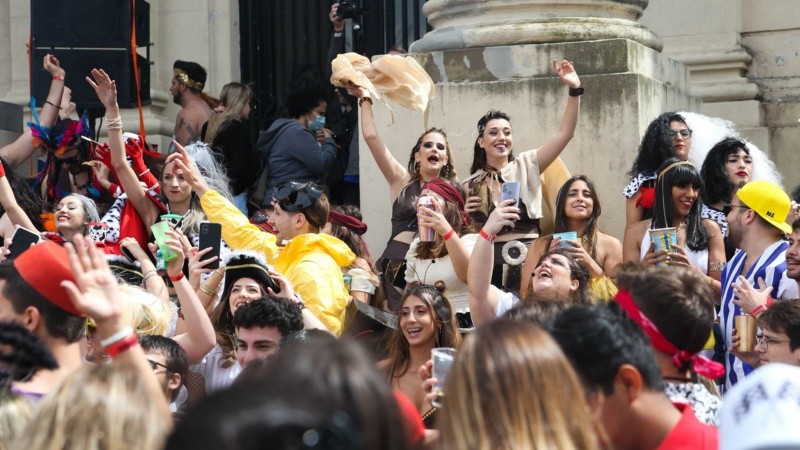 La alegría de los estudiantes de Medicina este martes por la mañana en el tradicional festejo. 