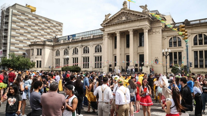 La alegría de los estudiantes de Medicina este martes por la mañana en el tradicional festejo. 
