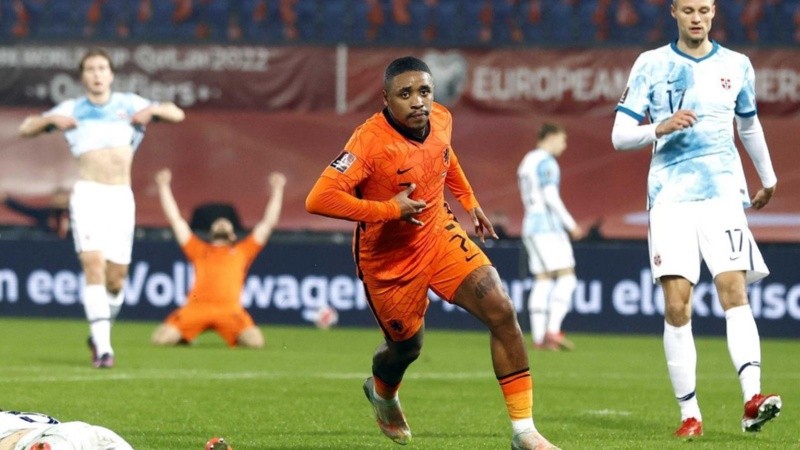 El neerlandés Steven Bergwijn celebra el primero. Memphis Depay marcó el segundo.