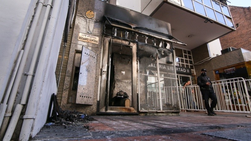Los destrozos por el fuego y las piedras en la sede de Central en el centro.
