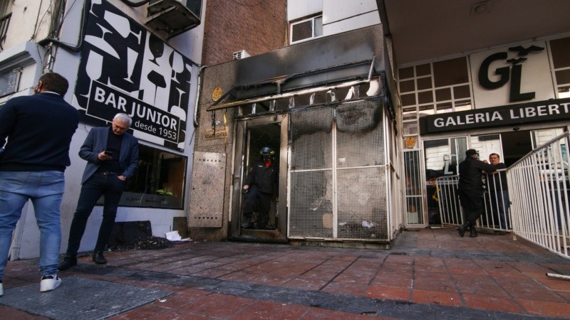Los destrozos por el fuego y las piedras en la sede de Central en el centro.