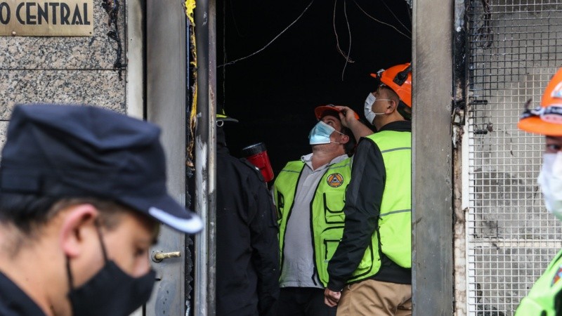 Defensa Civil inspeccionando el edificio. 