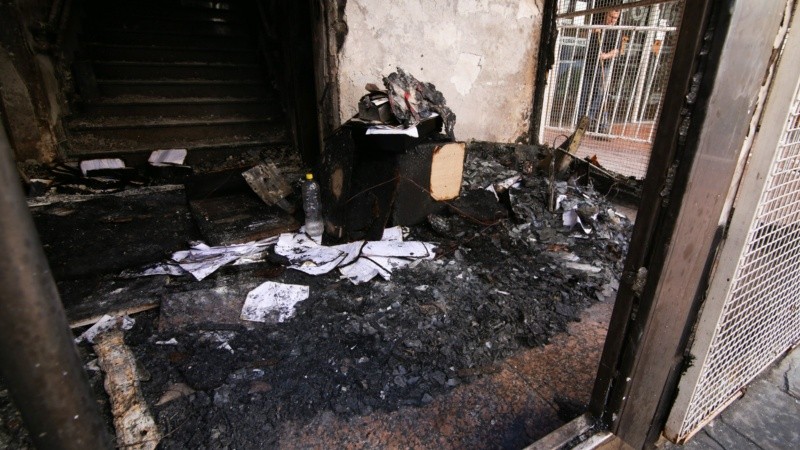 Así quedó por dentro la sede incendiada.