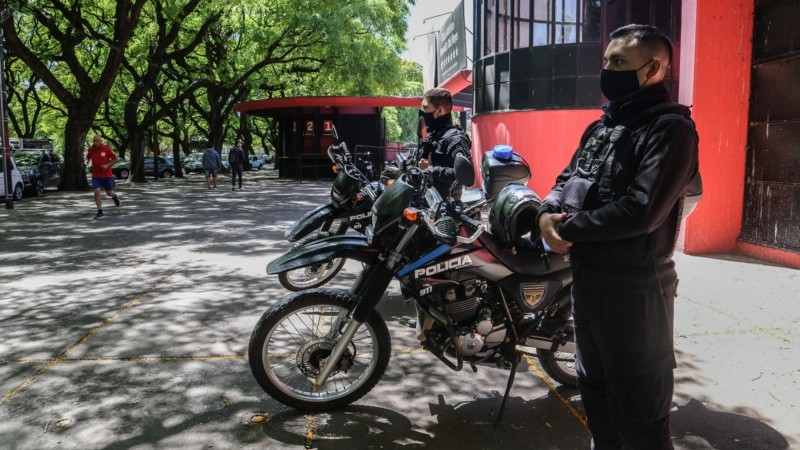 Policias este miércoles al mediodía en la puerta del club del Parque Independencia.