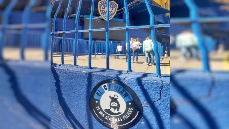 Héctor Bracamonte hizo una canción y la difunde con un código QR en la puerta de los estadios.