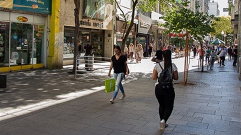 Los comercios del centro adoptaron, en su mayoría, la misma modalidad para el próximo fin de semana largo.