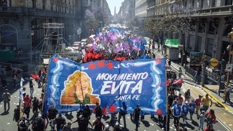 La columna del Movimiento Evita marcha hacia la plaza.