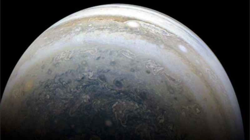 Los científicos conocen menos de una decena de sistemas tan densos.