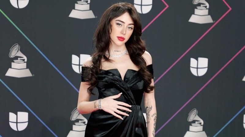 La rosarina lució un vestido satinado negro con abertura lateral, robándose todas las miradas