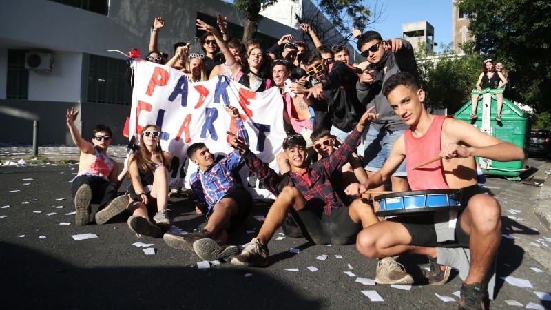 Los chicos se reunieron en distintos puntos y todos se encontraron en el Monumento.